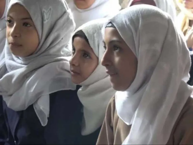 I bambini dello Yemen in guerra trovano la pace andando a scuola