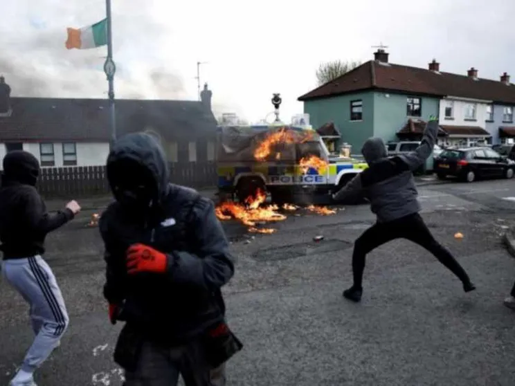 A 25 anni dalla pace a Derry tornano gli scontri e le molotov