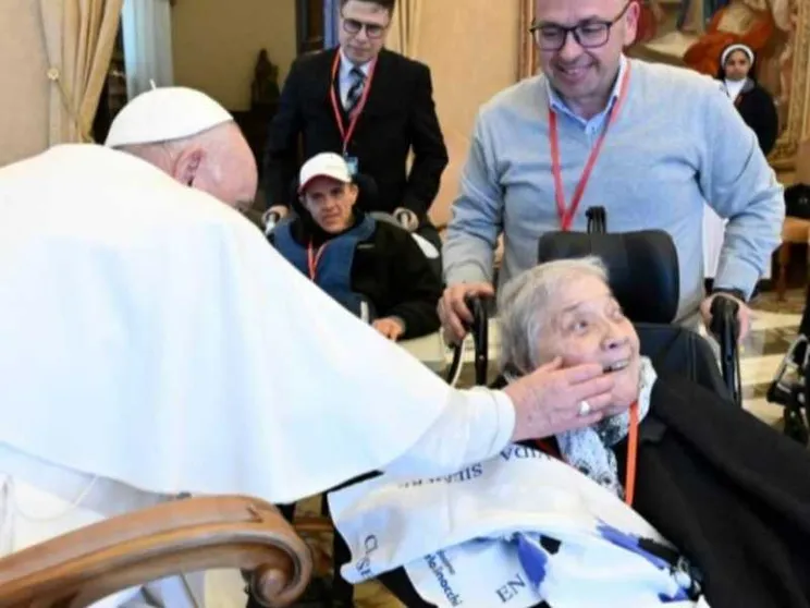 Il Papa: «Prendersi cura degli scartati dall'economia sanitaria»