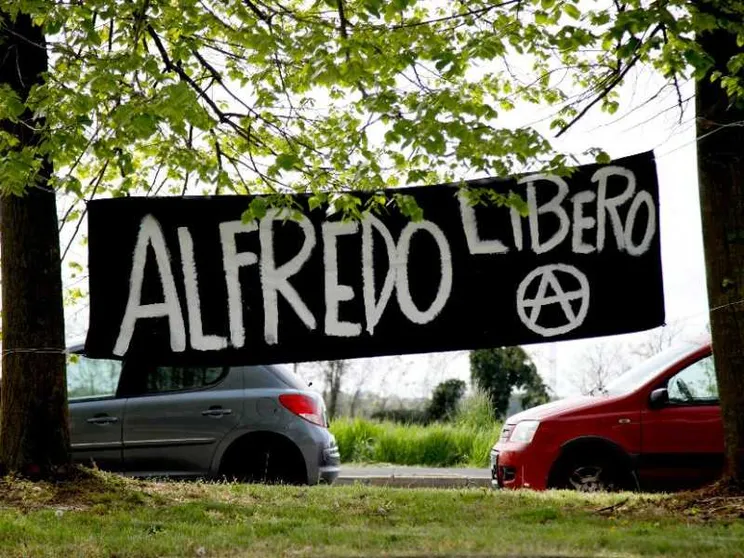 L'anarchico Cospito interrompe lo sciopero della fame dopo 6 mesi di digiuno