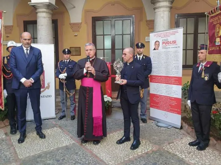 La reliquia del beato don Puglisi nel chiostro della questura di Palermo