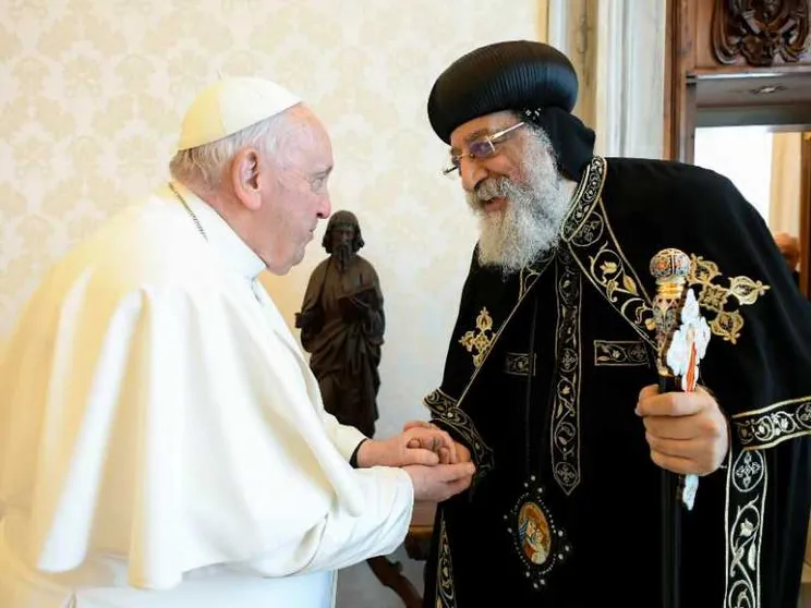 L'abbraccio del Papa a Tawadros II, leader copto ortodosso
