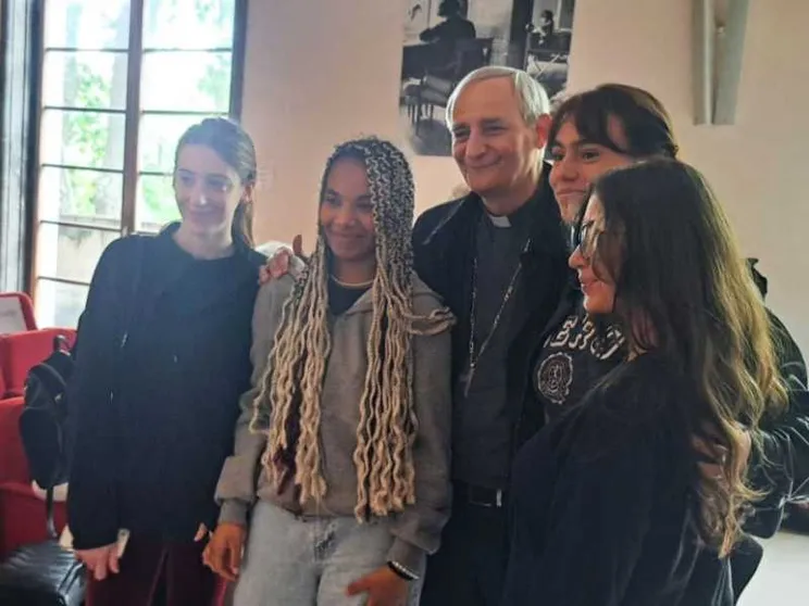 Il cardinale Zuppi dopo 50 anni torna al "suo" liceo Virgilio a Roma