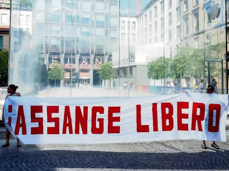 Petizione per Julian Assange, superate le 120 firme