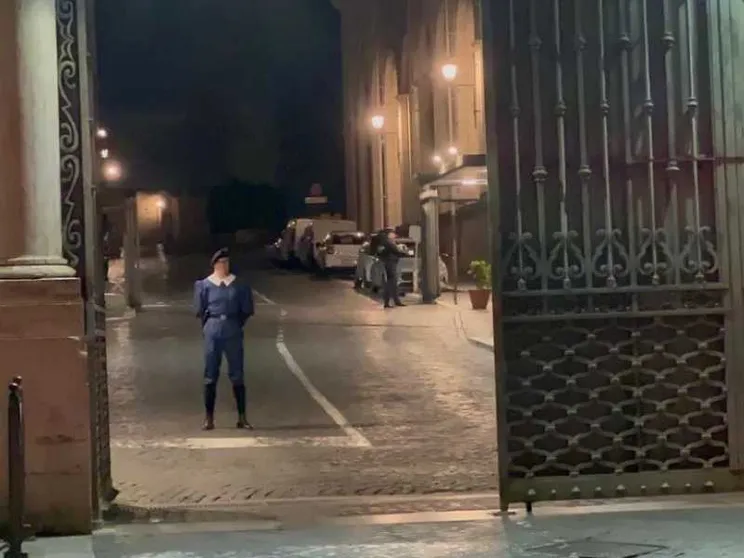 Paura in Vaticano, auto forza un varco