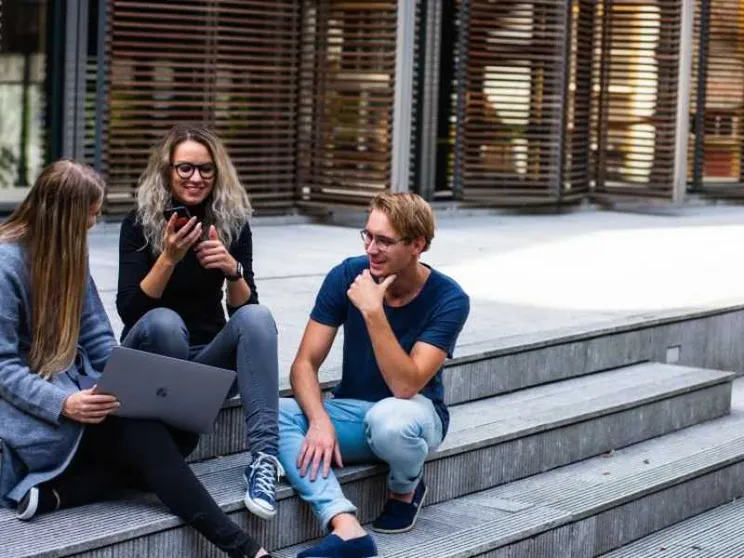«Gli smartphone ci isolano, comunichiamo con il cuore»