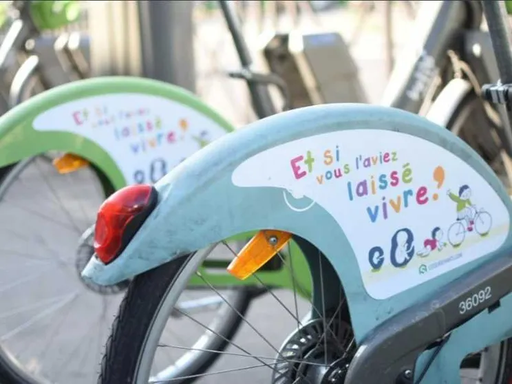 Scuotono Parigi gli adesivi anti-aborto sulle bici pubbliche