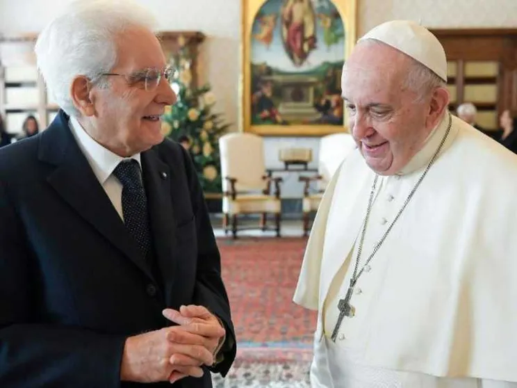 Il Papa consegna premio Paolo VI a Mattarella: maestro e testimone coerente
