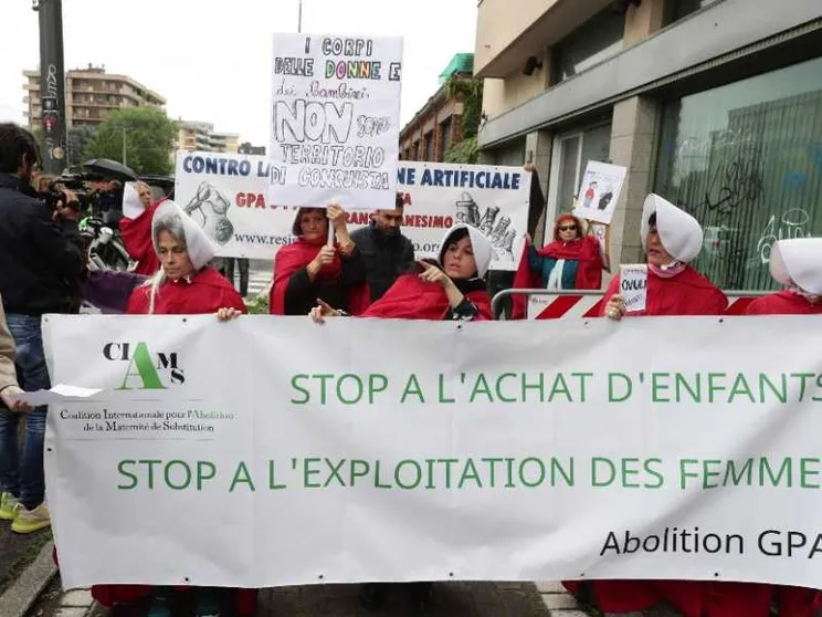 500 firme a sinistra per dire no alla maternità surrogata