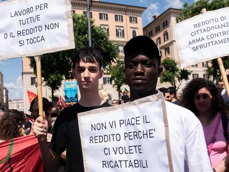 Nel nuovo reddito restano alte le barriere per gli stranieri