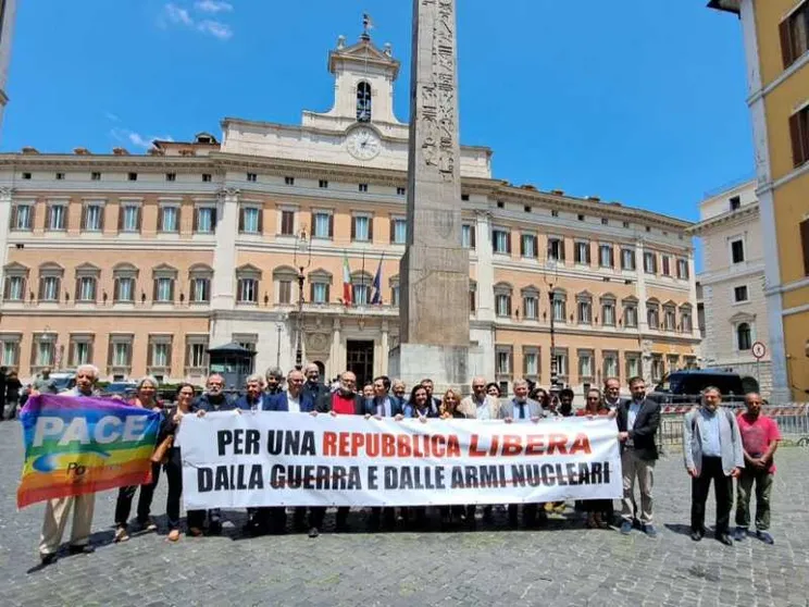 Appello di 32 associazioni: «L'Italia aderisca al bando delle armi nucleari»