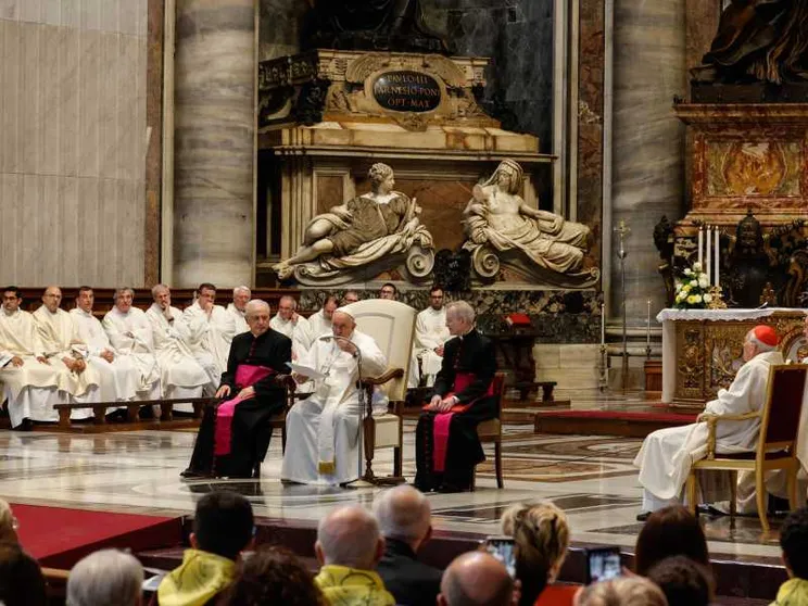Il Papa: Dio non crea santi in laboratorio