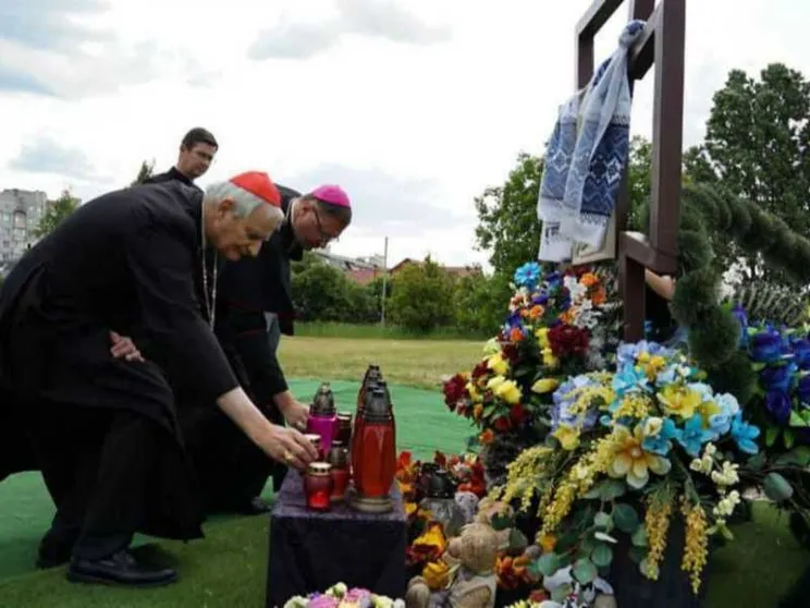 Il cardinale Zuppi a Kiev inviato dal Papa: al lavoro su «percorsi di pace»