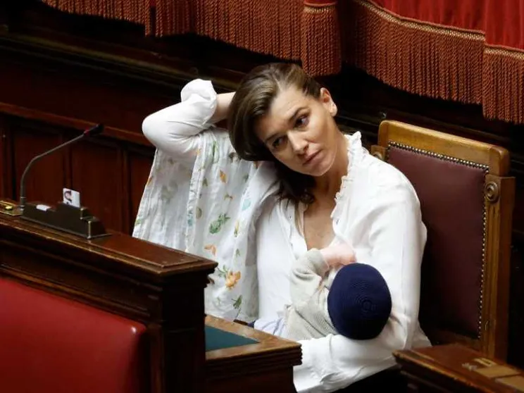 Gilda Sportiello prima deputata ad allattare in Aula. «Giorno storico»