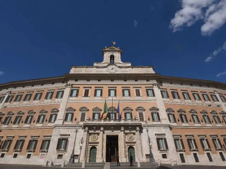 Maternità surrogata, il “reato universale” verso il voto