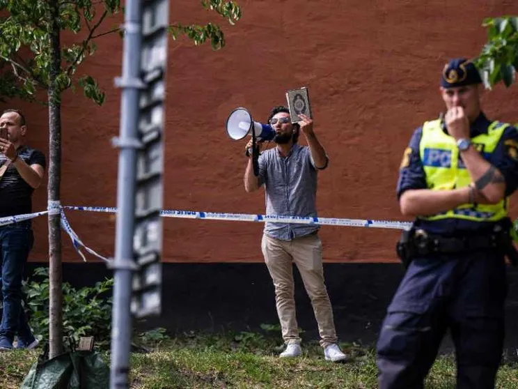 Brucia il Corano a Stoccolma davanti alla moschea, l'ira della Turchia