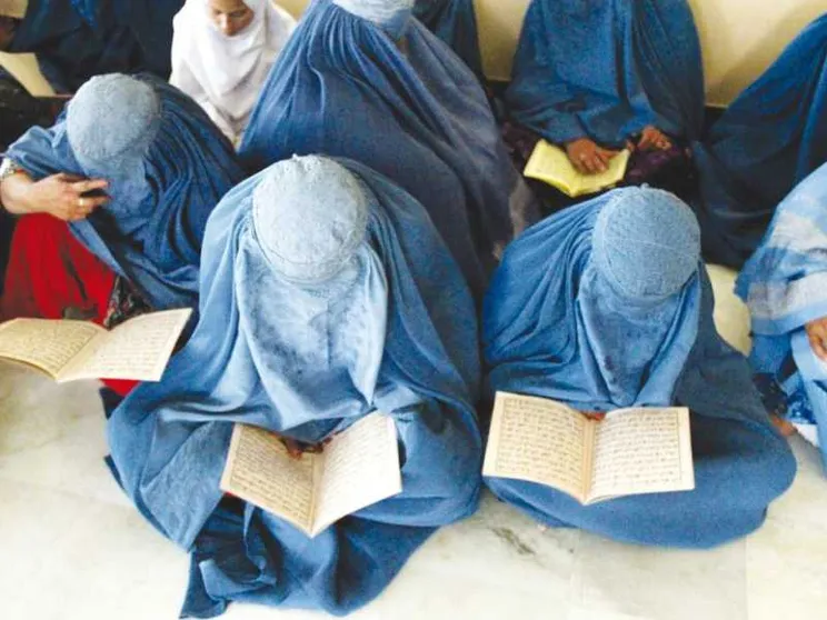 Sotto i taleban lezioni alle donne della scuola «che non c'è»