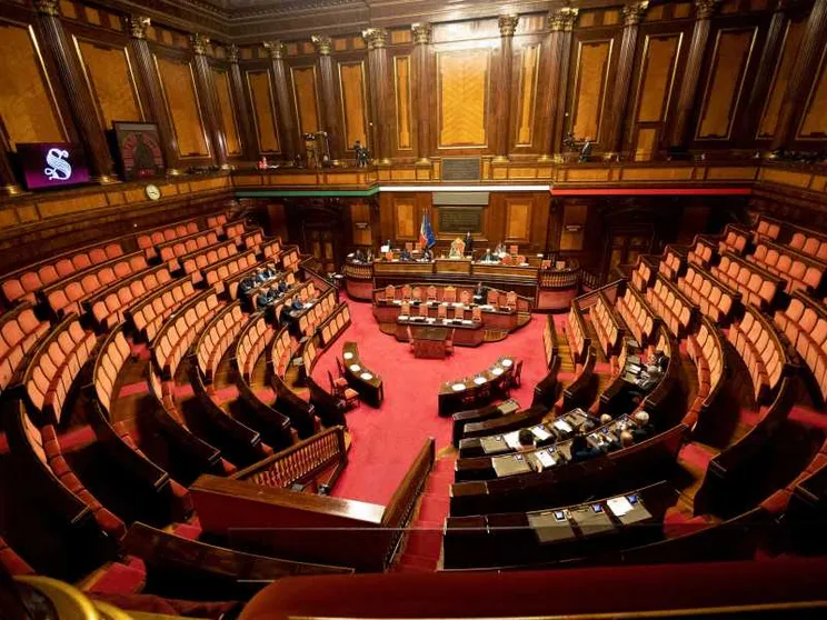 Stop al taglio dei vitalizi per i senatori, è polemica