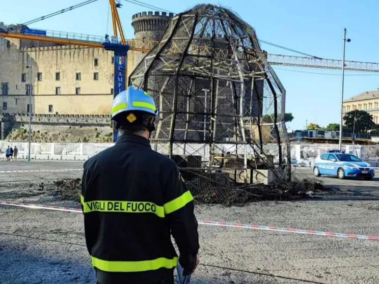 Distrutta da un incendio la "Venere degli stracci". Fermato un senza dimora