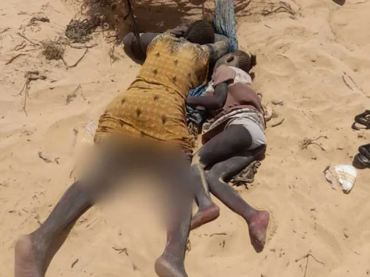 Foto-choc, mamma e figlia morte nel deserto