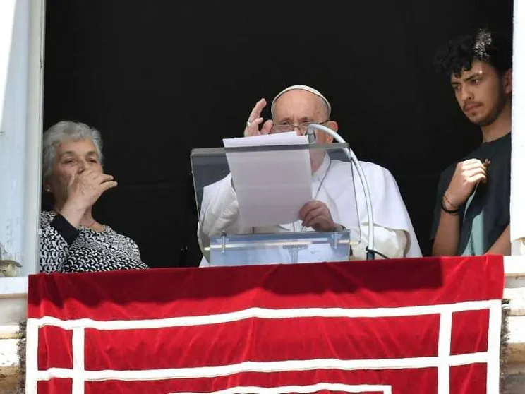 Il Papa prega la pace e per gli anziani. "Abbiate cura di loro"