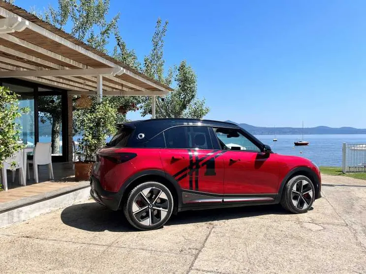 Al volante della nuova Smart#1: ecco com'è e come va