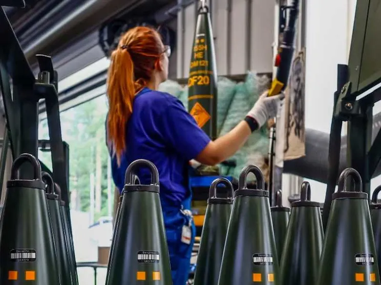 La fabbrica della guerra fatica a soddisfare la domanda di armi, ma s'impegna