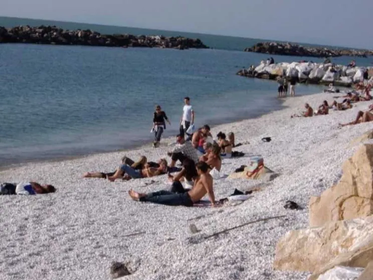 Le spiagge libere? Poche e sporche