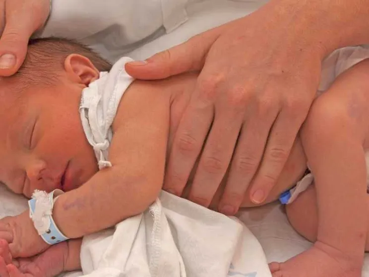 Neonato trovato vicino a un cassonetto di rifiuti. Sta bene