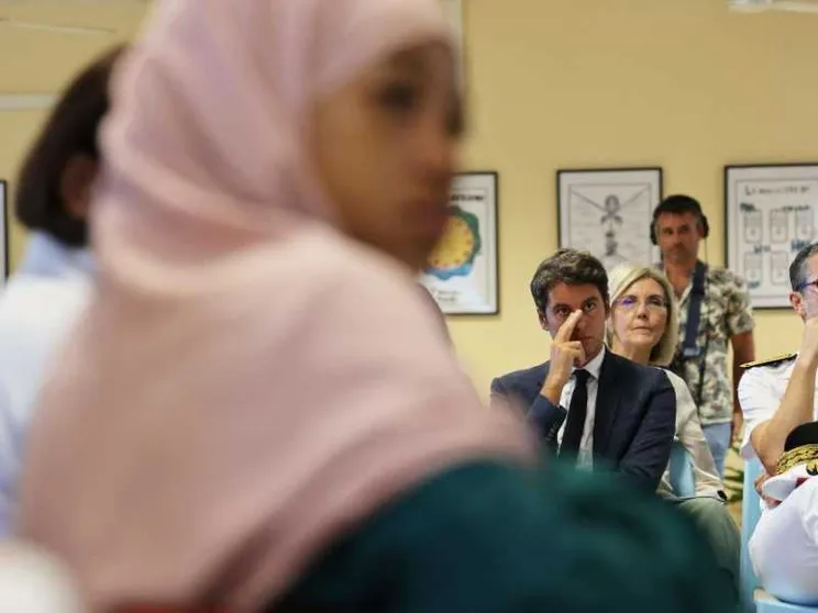 Francia, dopo il velo il vestito: proibito l’«abaya» nelle scuole