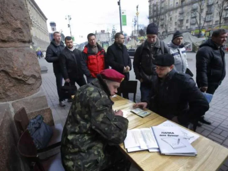 Stanchi delle armi. Calano i volontari sia in Russia sia in Ucraina