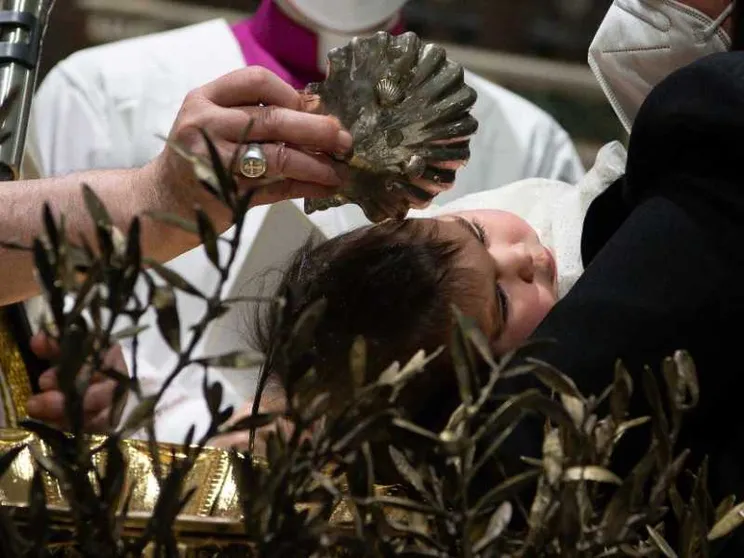 Il Battesimo dei bambini: dalla crisi di fede al ruolo di padrini e madrine