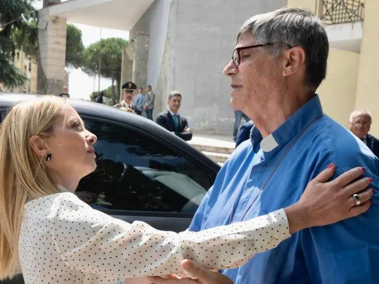Meloni a Caivano: «Lo Stato ha fallito. Ora legalità, servizi e scuola»