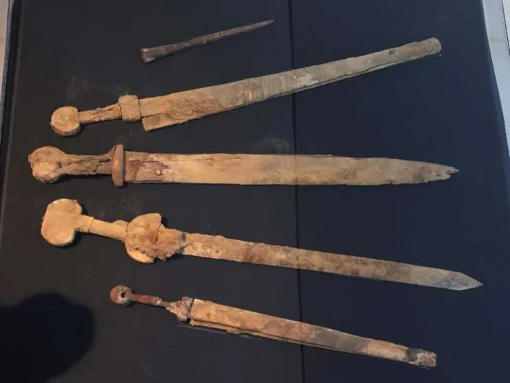 Scoperte spade romane in una grotta sul Mar Morto