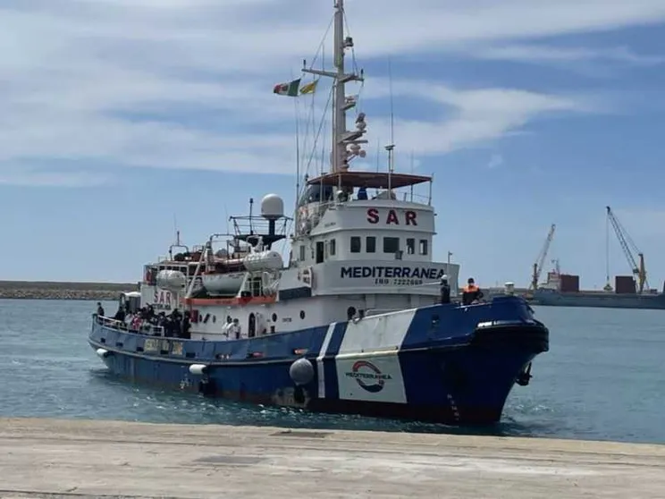 La "Mare Jonio" può navigare, ma per le autorità «non deve poter salvare»