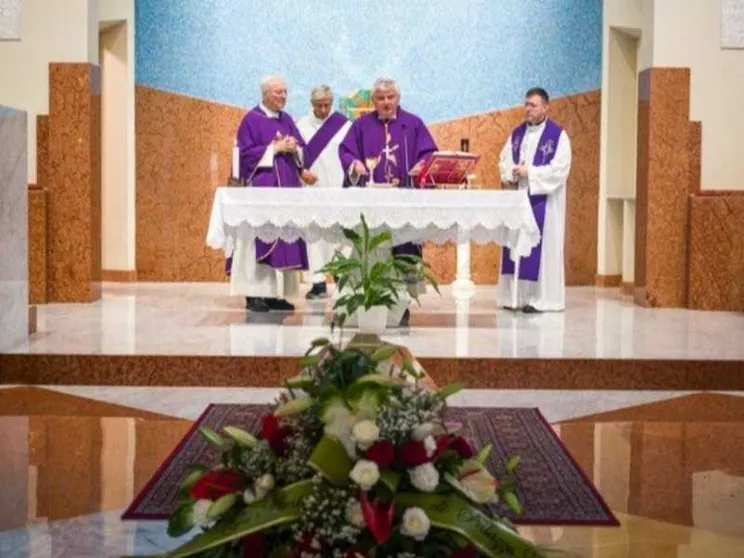 Il funerale del clochard "senza volto". Krajewsky: in lui la sofferenza di Gesù