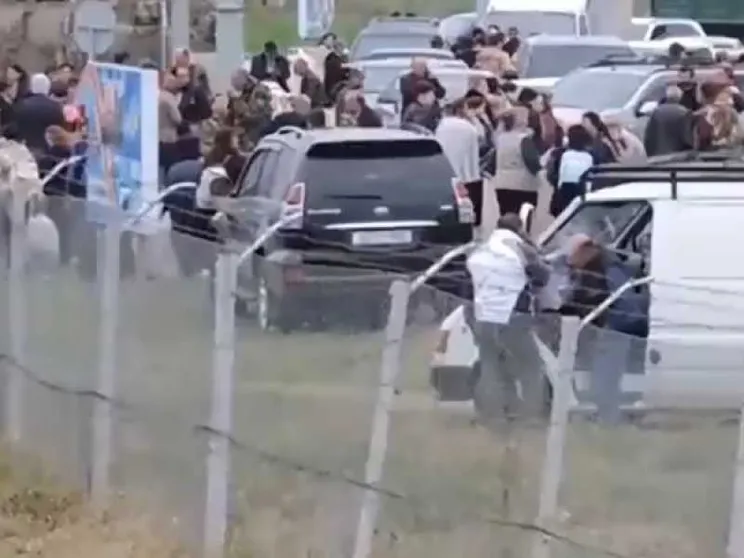 Nagorno-Karabakh, migliaia di civili lasciano l’enclave. Si tratta la resa