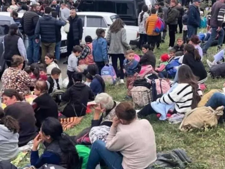 Nagorno-Karabakh, la tregua regge e gli armeni scappano