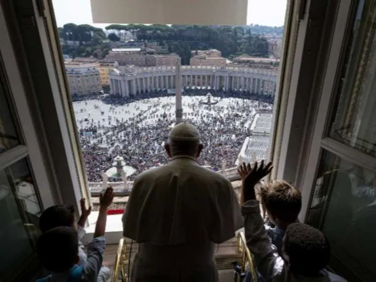 Coppie gay, sacerdozio femminile: il Papa risponde ai “dubia”