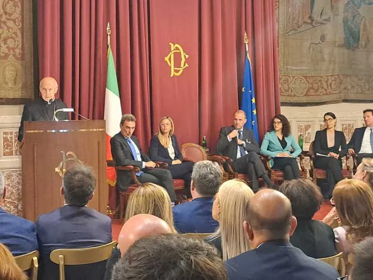 Bagnasco: «Necessario dar vita a un raccordo pre-politico fra cattolici»