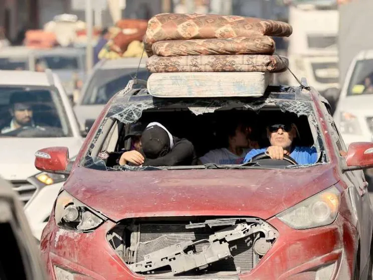 Israele colpisce in Libano. Civili via da Gaza, protestano Onu e Oms
