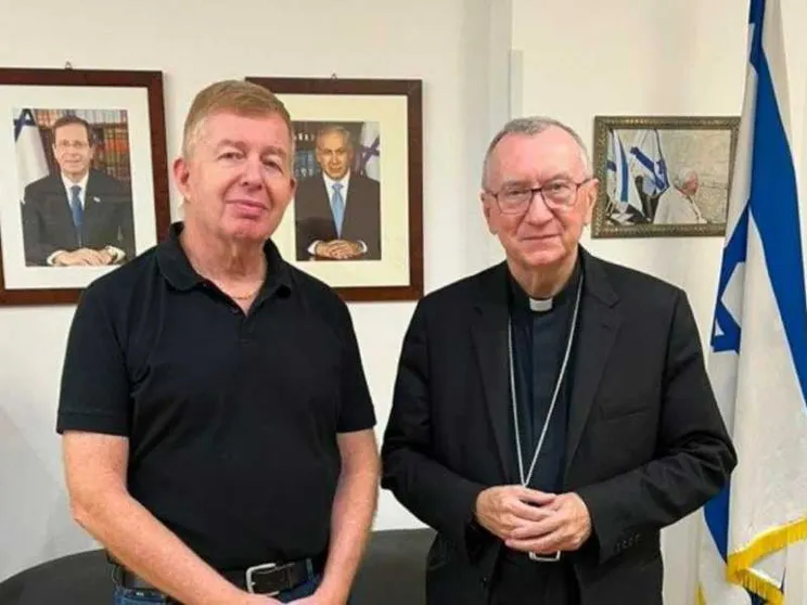Parolin: «Disponibili alla mediazione». E visita l'ambasciata israeliana
