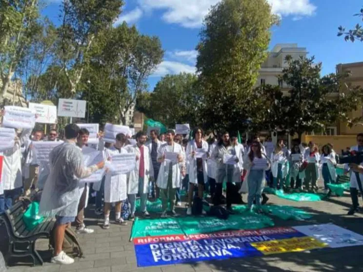 In corsia, tra i medici specializzandi: «Così veniamo sfruttati»