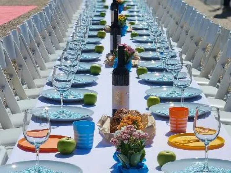 Shabbat, una tavola apparecchiata per gli oltre duecento ostaggi di Hamas