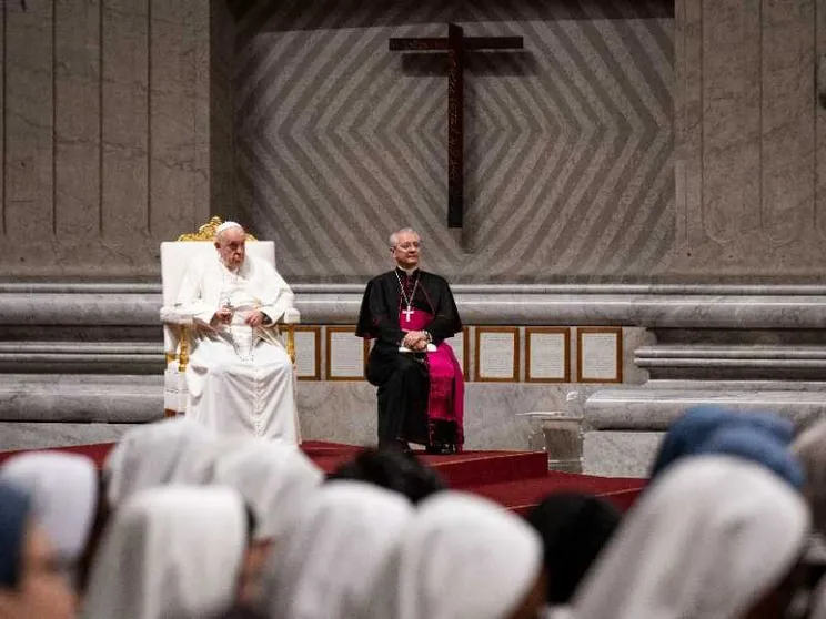 Il Papa: «In quest'ora buia Maria ispiri la pace»