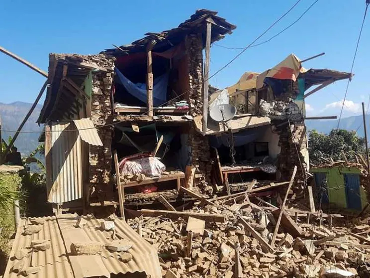 Un altro tremendo terremoto in Nepal: oltre 140 morti