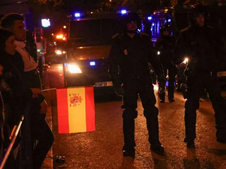Attentato a ex leader del Pp catalano dopo l'accordo Sánchez-indipendentisti