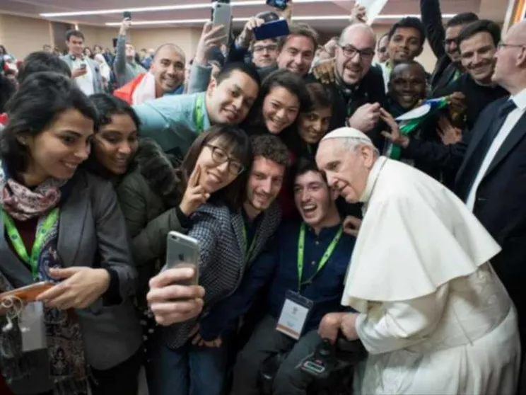 Il Papa ai giovani: siate speranza per tanti coetanei