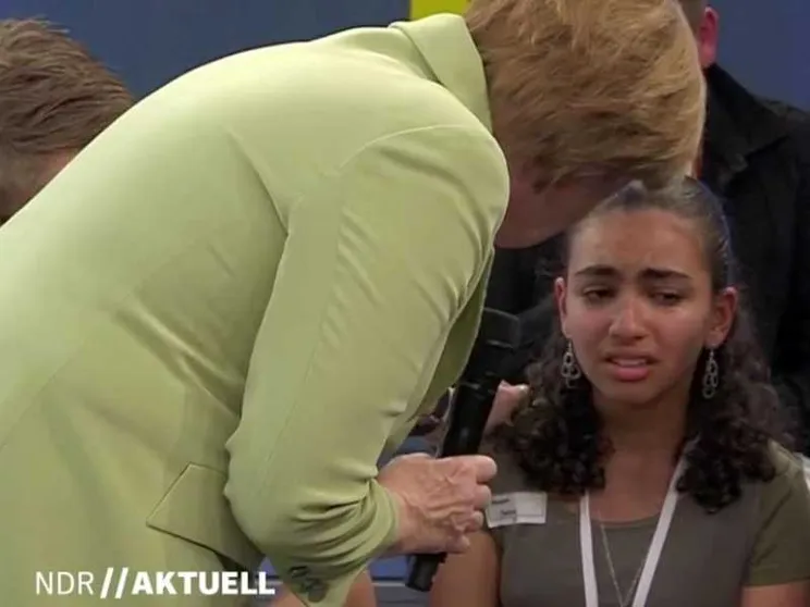 Pianse con Merkel, è contro Israele. Politici: «La palestinese va espulsa»
