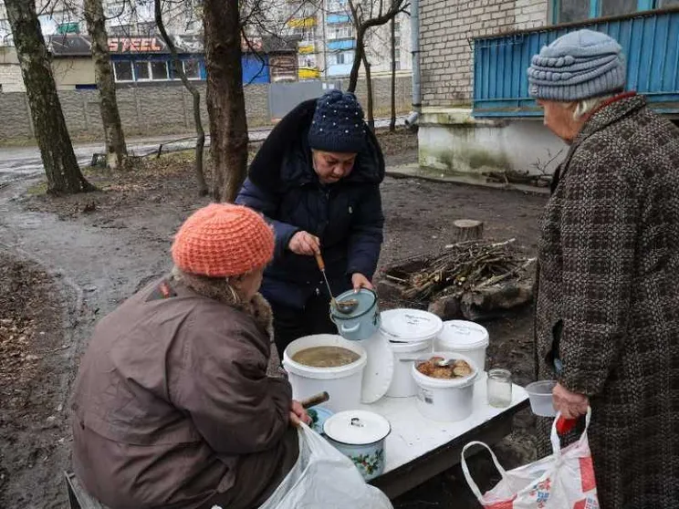 «Io, parroco sotto le bombe, fra la gente che non ha più la casa e ha fame»